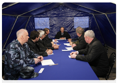 Russian Prime Minister Vladimir Putin holding a meeting of the emergency response team at the site of the April 10, 2010 Tu-154 crash|10 april, 2010|22:36