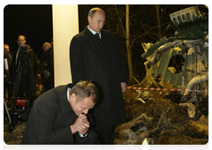 Председатель Правительства Российской Федерации В.В.Путин и Премьер-министр Польши Д.Туск возложили цветы на месте крушения самолета Ту-154|10 апреля, 2010|23:56