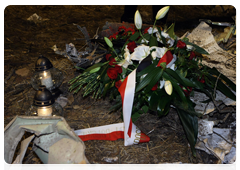 Председатель Правительства Российской Федерации В.В.Путин и Премьер-министр Польши Д.Туск возложили цветы на месте крушения самолета Ту-154|10 апреля, 2010|23:57