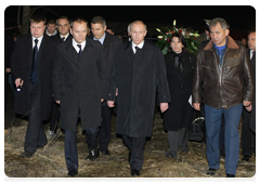 Председатель Правительства Российской Федерации В.В.Путин и Премьер-министр Польши Д.Туск возложили цветы на месте крушения самолета Ту-154|10 апреля, 2010|23:59