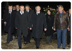 Russian Prime Minister Vladimir Putin and Polish Prime Minister Donald Tusk lay flowers next to a piece of the wreckage from the Tu-154 plane crash|10 april, 2010|23:59