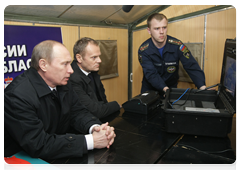 Russian Prime Minister Vladimir Putin holding a conference call with Polish Prime Minister Donald Tusk at the Tu-154 crash site|11 april, 2010|00:49