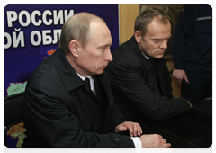 Russian Prime Minister Vladimir Putin holding a conference call with Polish Prime Minister Donald Tusk at the Tu-154 crash site|11 april, 2010|00:49