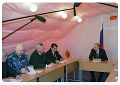 Председатель Правительства Российской Федерации В.В.Путин, прибывший сегодня утром в Смоленск, провел совещание по вопросам, связанным с авиакатастрофой самолета Президента Польши|11 апреля, 2010|16:03
