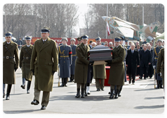 Prime Minister Vladimir Putin attends a memorial service for Polish President Lech Kaczynski, who died in a plane crash near Smolensk|12 april, 2010|09:29