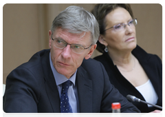 Polish Deputy Foreign Minister Jacek Najder and Polish Health Minister Eva Kopacz attending a meeting of the state commission to investigate the causes of the Tu-154 plane crash|13 april, 2010|17:08