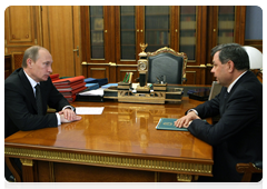 Prime Minister Vladimir Putin at a working meeting with Kaluga Region Governor Anatoly Artamonov|13 april, 2010|17:56