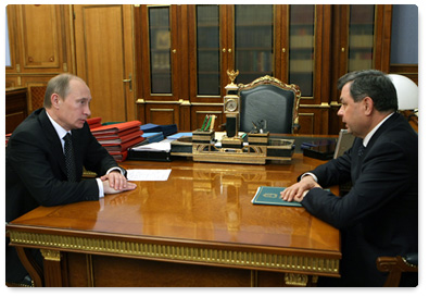 Prime Minister Vladimir Putin meets with Kaluga Region Governor Anatoly Artamonov