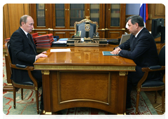 Prime Minister Vladimir Putin at a working meeting with Kaluga Region Governor Anatoly Artamonov|13 april, 2010|18:09