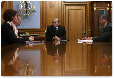 Prime Minister Vladimir Putin meets with Deputy Prime Minister Igor Sechin, Deputy Prime Minister and Finance Minister Alexei Kudrin and Minister of Agriculture Yelena Skrynnik