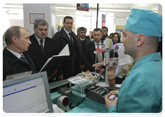 During a working trip to Murmansk, Prime Minister Vladimir Putin made an unplanned stop at one of Murmansk's pharmacies to check drug prices|17 april, 2010|13:26