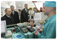 During a working trip to Murmansk, Prime Minister Vladimir Putin made an unplanned stop at one of Murmansk's pharmacies to check drug prices|17 april, 2010|13:27