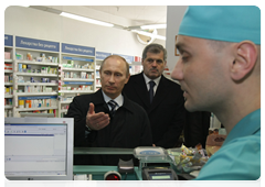 During a working trip to Murmansk, Prime Minister Vladimir Putin made an unplanned stop at one of Murmansk's pharmacies to check drug prices|17 april, 2010|13:27