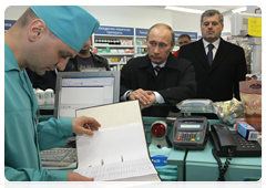 During a working trip to Murmansk, Prime Minister Vladimir Putin made an unplanned stop at one of Murmansk's pharmacies to check drug prices|17 april, 2010|13:27