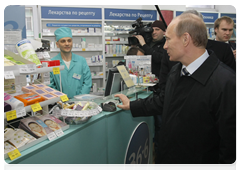 During a working trip to Murmansk, Prime Minister Vladimir Putin made an unplanned stop at one of Murmansk's pharmacies to check drug prices|17 april, 2010|13:27