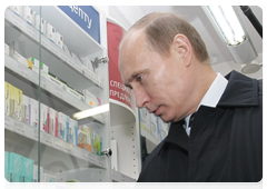 During a working trip to Murmansk, Prime Minister Vladimir Putin made an unplanned stop at one of Murmansk's pharmacies to check drug prices|17 april, 2010|13:27