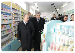 During a working trip to Murmansk, Prime Minister Vladimir Putin made an unplanned stop at one of Murmansk's pharmacies to check drug prices|17 april, 2010|13:27