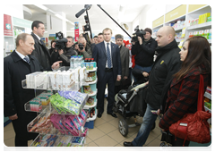 During a working trip to Murmansk, Prime Minister Vladimir Putin made an unplanned stop at one of Murmansk's pharmacies to check drug prices|17 april, 2010|13:27