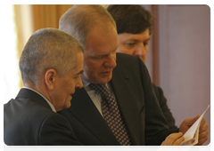 Head of the Federal Service for the Oversight of Consumer Protection and Welfare Gennady Onishchenko and Head of the Federal Agency for Fishery Andrei Krainy at a meeting on development of shoreline infrastructure for intake, processing, storage and transport of fish products|17 april, 2010|15:32