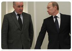 Prime Minister Vladimir Putin and Deputy Foreign Minister Grigory Karasin at an emergency meeting regarding Russian travellers flying to or from Europe|18 april, 2010|15:06