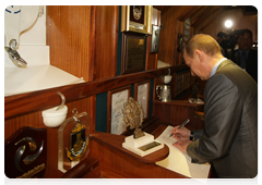 Prime Minister Vladimir Putin and Venezuelan President Hugo Chavez signing the guestbook for distinguished visitors of the Krusenstern, a Russian sailing ship|2 april, 2010|18:12