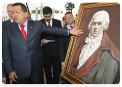 Venezuelan President Hugo Chavez presenting the sailors with a portrait of Admiral Francisco de Miranda|2 april, 2010|19:25