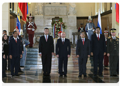 Russian Prime Minister Vladimir Putin laying a wreath at the tomb of Venezuelan Liberator Simon Bolivar in the National Pantheon of Venezuela|2 april, 2010|23:44