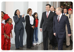 Boarding school students welcome Prime Minister Vladimir Putin to the National Pantheon|2 april, 2010|23:50