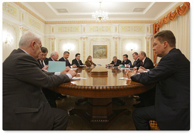 Prime Minister Vladimir Putin holds talks with Ukrainian Prime Minister Mykola Azarov