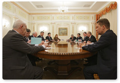 Prime Minister Vladimir Putin holds talks with Ukrainian Prime Minister Mykola Azarov