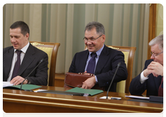 Minister of Civil Defence, Emergencies and Disaster Relief Sergei Shoigu and Minister of Natural Resources and Environmental Protection Yury Trutnev before the meeting of the Russian Government|22 april, 2010|17:49