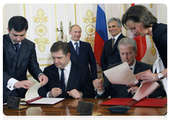 Following negotiations, Prime Minister Vladimir Putin and Austrian Chancellor Werner Fayman sign a series of documents|24 april, 2010|19:03