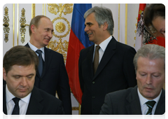 Following negotiations, Prime Minister Vladimir Putin and Austrian Chancellor Werner Fayman sign a series of documents|24 april, 2010|19:03