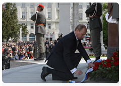While on a working visit to Austria, Prime Minister Vladimir Putin laid a wreath at the Soviet War Memorial in Vienna and talked with WWII veterans|25 april, 2010|16:29