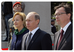 While on a working visit to Austria, Prime Minister Vladimir Putin laid a wreath at the Soviet War Memorial in Vienna and talked with WWII veterans|25 april, 2010|16:47
