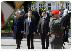 While on a working visit to Austria, Prime Minister Vladimir Putin laid a wreath at the Soviet War Memorial in Vienna and talked with WWII veterans|25 april, 2010|16:49