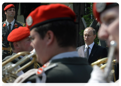While on a working visit to Austria, Prime Minister Vladimir Putin laid a wreath at the Soviet War Memorial in Vienna and talked with WWII veterans|25 april, 2010|16:50