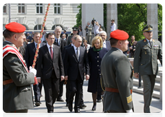 While on a working visit to Austria, Prime Minister Vladimir Putin laid a wreath at the Soviet War Memorial in Vienna and talked with WWII veterans|25 april, 2010|16:51