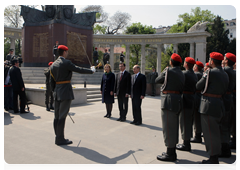 While on a working visit to Austria, Prime Minister Vladimir Putin laid a wreath at the Soviet War Memorial in Vienna and talked with WWII veterans|25 april, 2010|16:52