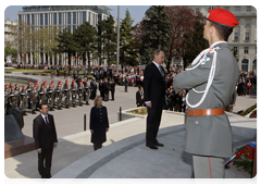 While on a working visit to Austria, Prime Minister Vladimir Putin laid a wreath at the Soviet War Memorial in Vienna and talked with WWII veterans|25 april, 2010|16:53