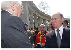While on a working visit to Austria, Prime Minister Vladimir Putin laid a wreath at the Soviet War Memorial in Vienna and talked with WWII veterans|25 april, 2010|16:54