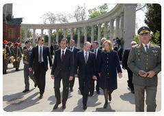 While on a working visit to Austria, Prime Minister Vladimir Putin laid a wreath at the Soviet War Memorial in Vienna and talked with WWII veterans|25 april, 2010|16:55