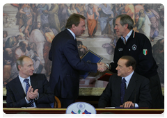 Vladimir Putin and Silvio Berlusconi attend signing ceremony following talks|26 april, 2010|17:38