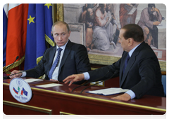 Prime Minister Vladimir Putin and his Italian counterpart Silvio Berlusconi at a joint news conference following talks in Milan|26 april, 2010|17:40