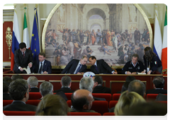 Vladimir Putin and Silvio Berlusconi attend signing ceremony following talks|26 april, 2010|17:48