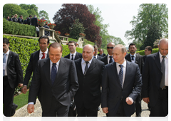 Prime Minister Vladimir Putin and Italian Prime Minister Silvio Berlusconi, left, foreground, visiting the park at Villa Gernetto after the press conference|26 april, 2010|19:14