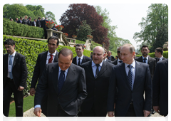 Prime Minister Vladimir Putin and Italian Prime Minister Silvio Berlusconi, left, foreground, visiting the park at Villa Gernetto after the press conference|26 april, 2010|19:15