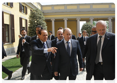 Prime Minister Vladimir Putin and Italian Prime Minister Silvio Berlusconi, left, foreground, visiting the park at Villa Gernetto after the press conference|26 april, 2010|19:17