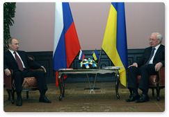 Prime Minister Vladimir Putin meets with Ukrainian Prime Minister Mykola Azarov
