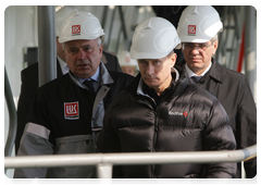 During a visit to Astrakhan, Prime Minister Vladimir Putin officially launched oil production at a fixed LUKoil platform in the Caspian Sea|28 april, 2010|19:48